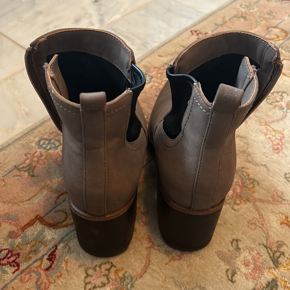 Boots - Picture 4 of 4